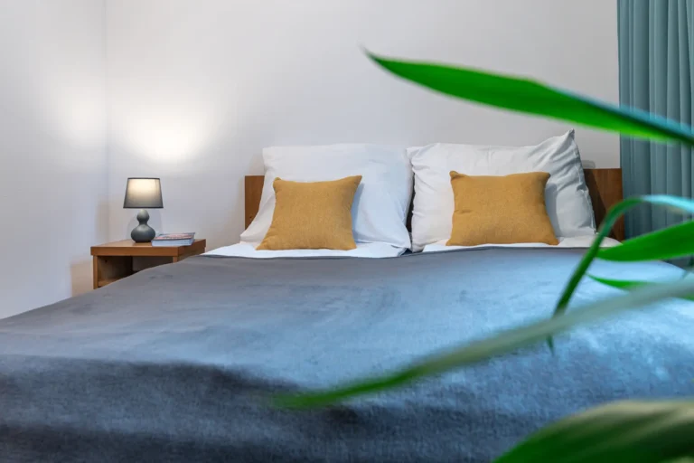 Krzywa8 - łóżko w apartamencie